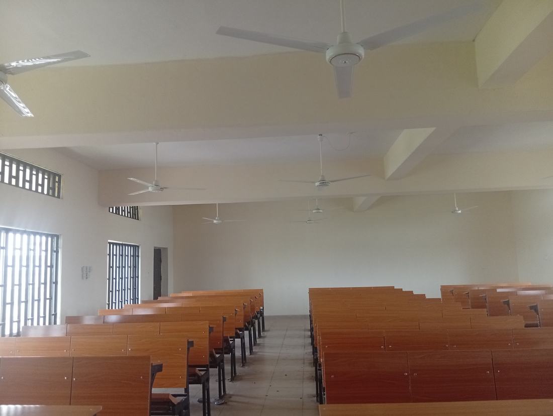 Rows of empty desks in a lecture theatre